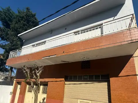 Casa en Lote Propio 8,66 x 27mts con Fondo Cochera y Local Depto en Primer Piso