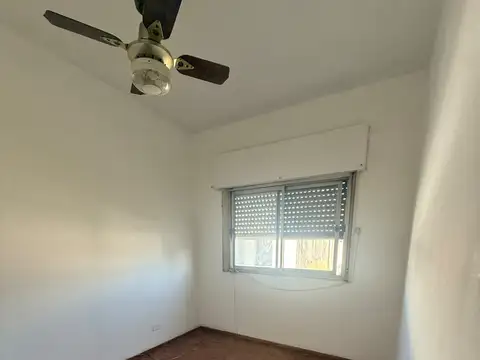 Casa en Lote Propio 8,66 x 27mts con Fondo Cochera y Local Depto en Primer Piso