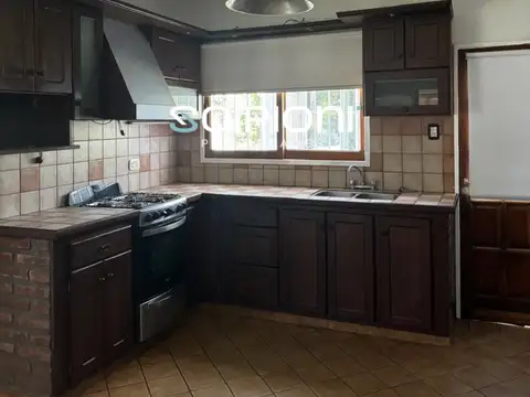 Casa en Alquiler con 2 cocheras
