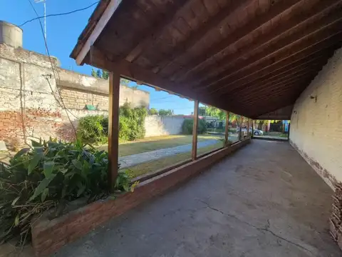 Casa 6 ambientes con 2 baños