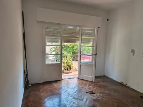 PH EN 1ER PISO AL FRENTE CON JARDIN COMUN (COMPARTIDO)