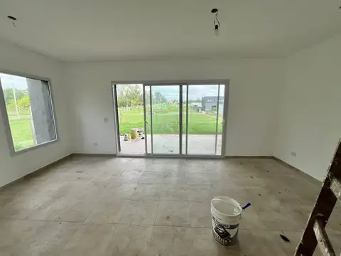 Casa 4 ambientes con 2 baños