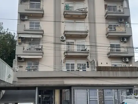 Departamento 3 ambientes frente a la estacion al frente