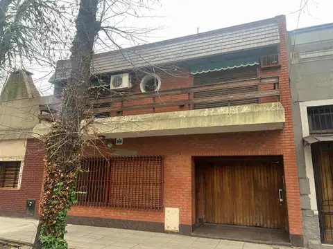 VENTA CASA 3 AMBIENTES  PATIO COCHERA  LOTE PROPIO