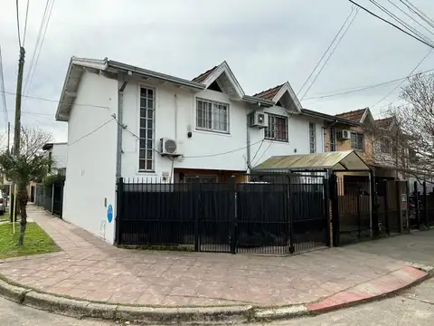 Dúplex en venta de 3 Ambientes con doble entrada para auto en Berazategui Centro, Apto Crédito!