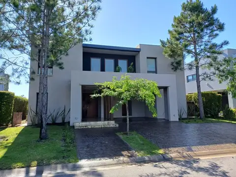 NORDELTA - Casa en venta con impresionante vista al lago dentro del barrio Cabos del Lago