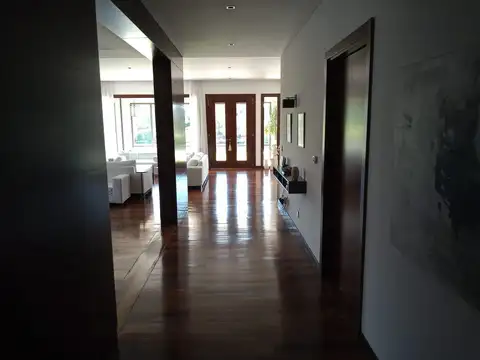 Casa 7 ambientes con 5 baños