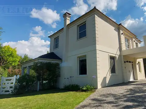 SIN MUEBLES. 3 DORMITORIOS y AREA SERVICIO. LOTE INTERNO.