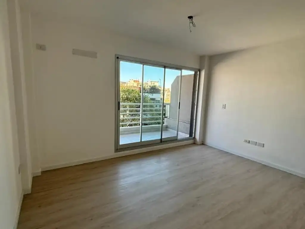 Thames 100, Piso 3