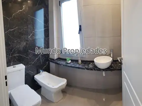 Casa en Alquiler con 4 cocheras