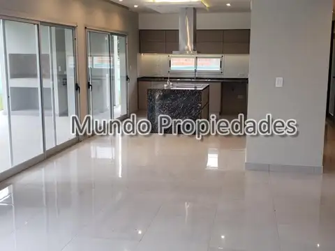 Casa en Alquiler con 4 cocheras