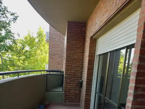 Amplio depto céntrico de 2 dorm, 2 baños, balcón y cochera