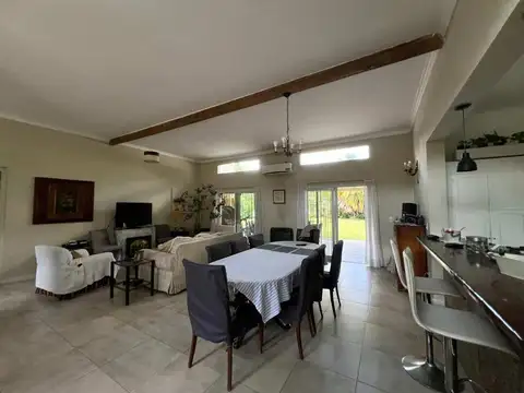 Casa en Venta con 3 cocheras