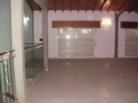 Local en Alquiler en Ricardo Rojas, $ 450.000