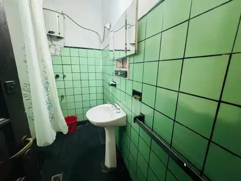 EN VENTA-CASA DE 4 DORMITORIOS - BARRIO INDUSTRIAL