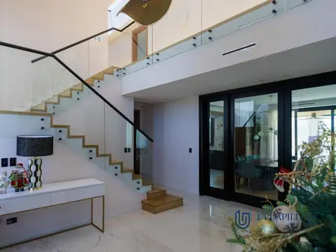 Casa 7 ambientes con 4 baños