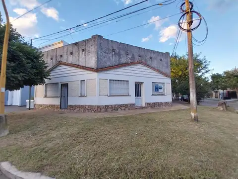 Gran terreno en esquina con 4 propiedades a refaccionar barrio 7 Jefes.