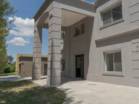 Casa 4 ambientes con 5 baños