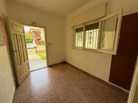 Casa 3 Amb con Gran Jardín – Lote Propio