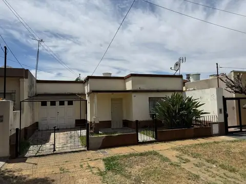 Casa 3 Amb con Gran Jardín – Lote Propio
