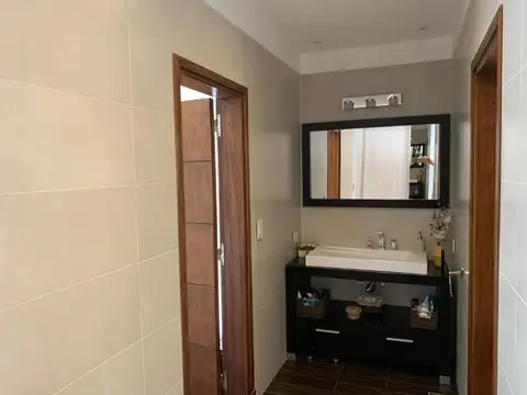 Casa 4 ambientes con 5 baños