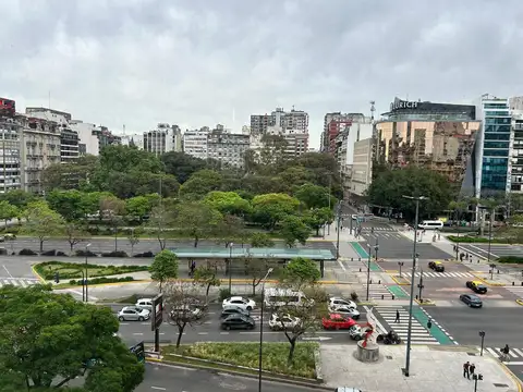 Monoambiente amplio y luminoso con vista abierta a Plaza Libertad \ Apto profesional