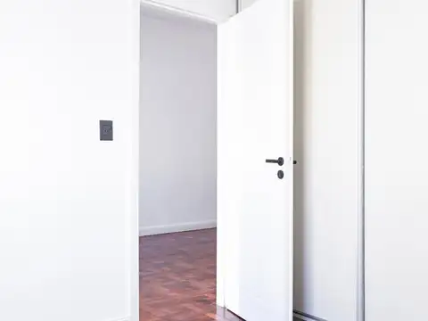 VENTA – Dos ambientes frente al Palacio Barolo, refaccionado y luminoso