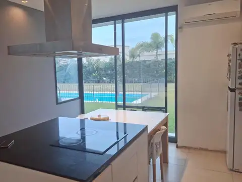 Casa en Alquiler con 3 cocheras