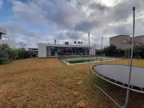 Casa en Alquiler con 3 cocheras