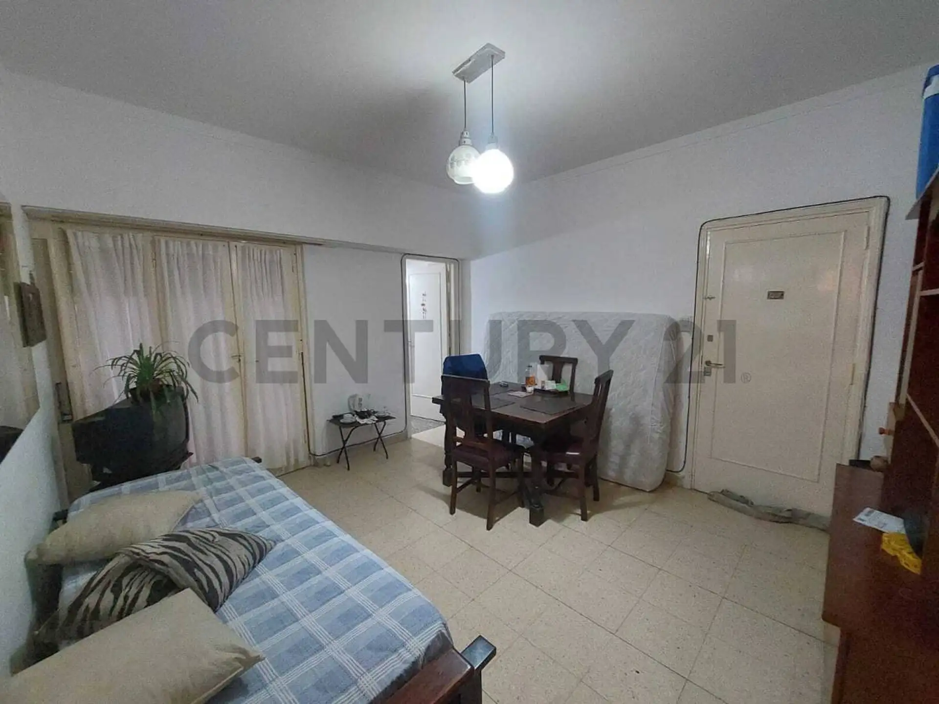 Venta departamento dos ambientes c/patio. Zona Centro