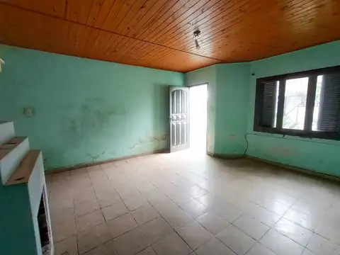 Casa 6 ambientes con 2 baños