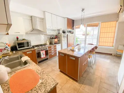 VENTA 4 AMBIENTES EN CABALLITO CON  DOS COCHERAS