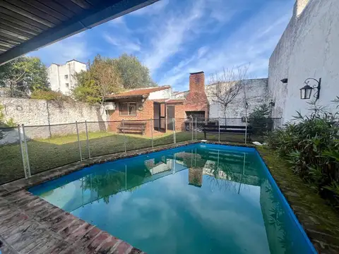 Casa 4 ambientes en venta en Martinez con jardín