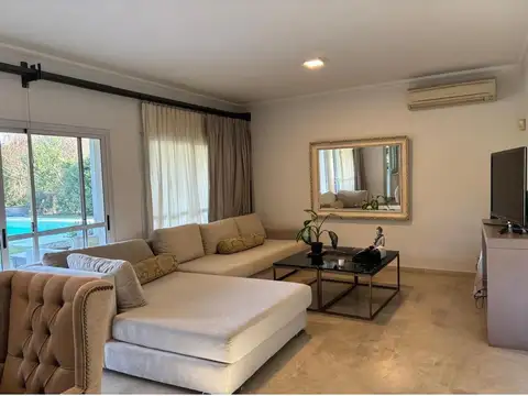 Casa en Alquiler con 1 cochera