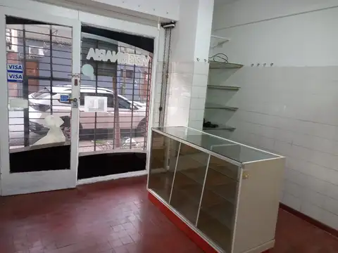 Excelente Local a metros de la Avenida Maipu