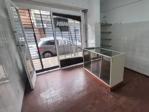 Excelente Local a metros de la Avenida Maipu