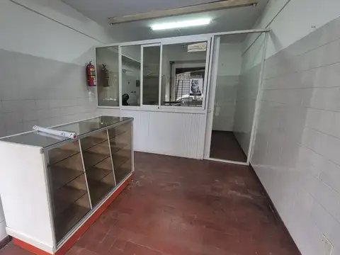 Excelente Local a metros de la Avenida Maipu