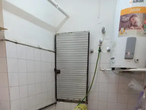 Excelente Local a metros de la Avenida Maipu