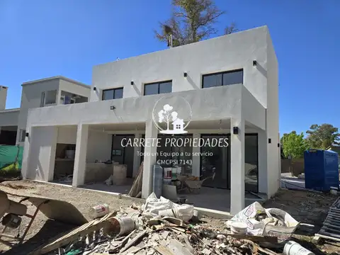 Casa en venta de 5 ambientes. Barrio Santa Elena. Pilar. 100