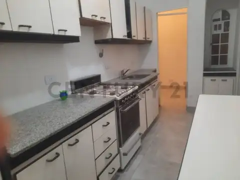 VENTA DPTO RECICLADO, CON PATIO Y DEPENDENCIA 3 AMBIENTES