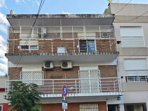 Excelente 2 ambientes amplios Primero x escalera