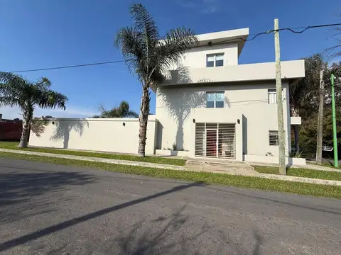 Casa en Venta con 2 cocheras