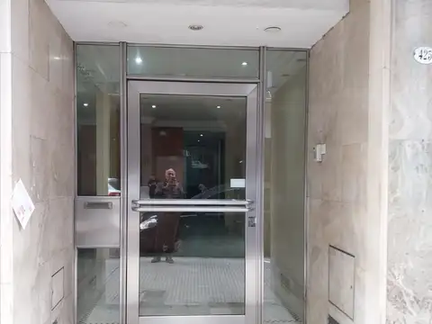 Oficina en alquiler con 3 despachos, sala de reuniones, espacio para trabajo grupal