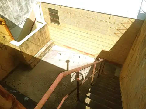 DEPARTAMENTO 3 AMBIENTES T/ CASA FRENTE PLANTA ALTA CON BALCÓN PATIO TERRAZA PARRILLA. SIN EXPENSAS