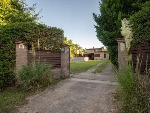 EN VENTA CASA DE CATEGORIA ESTILO COUNTRY 