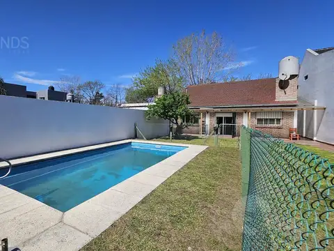 Casa 3 ambientes, playroom , quincho y pileta en Ituzaingó