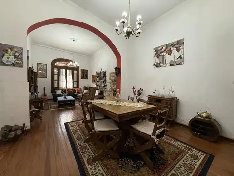 Casa 10 ambientes con 2 baños