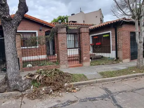 EN VENTA EN CIUDAD JARDIN HERMOSO CHALET DE 5 AMBIENTES 3 BAÑOS SOBRE LOTE DE 250M2 - FICHA 9964