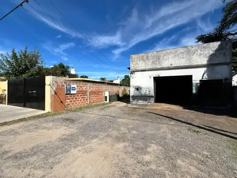 VENTA VILLA ELISA - Dos galpones con casa de un dormitorio en terreno de 1300 m²