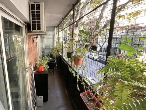 Departamento de 3 ambientes en venta en Boedo con balcón corrido
